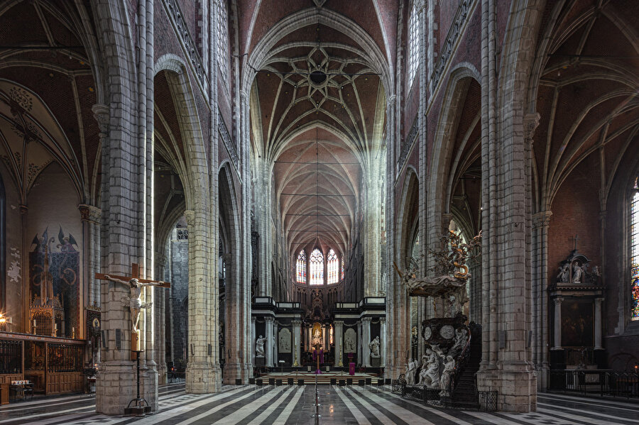 Saint Bavo Katedrali gotik üslupta 13. yüzyılda tamamlanıyor.