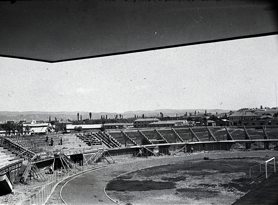 Stadyum İnşaatından Bir Fotoğraf (Kaynek: La Turquie Kemaliste Dergisi)