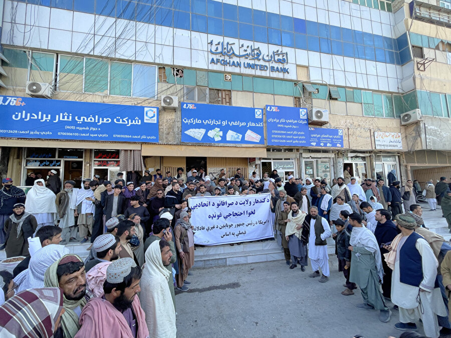 Afgan protestocular, Başkan Joe Biden'ın 11 Eylül kurbanlarını tazmin etmek amacıyla dondurulan 7 milyar doların yarısıyla bir vakıf fonu oluşturma kararını kınayan pankartlar taşıdı ve ABD aleyhine sloganlar attı.