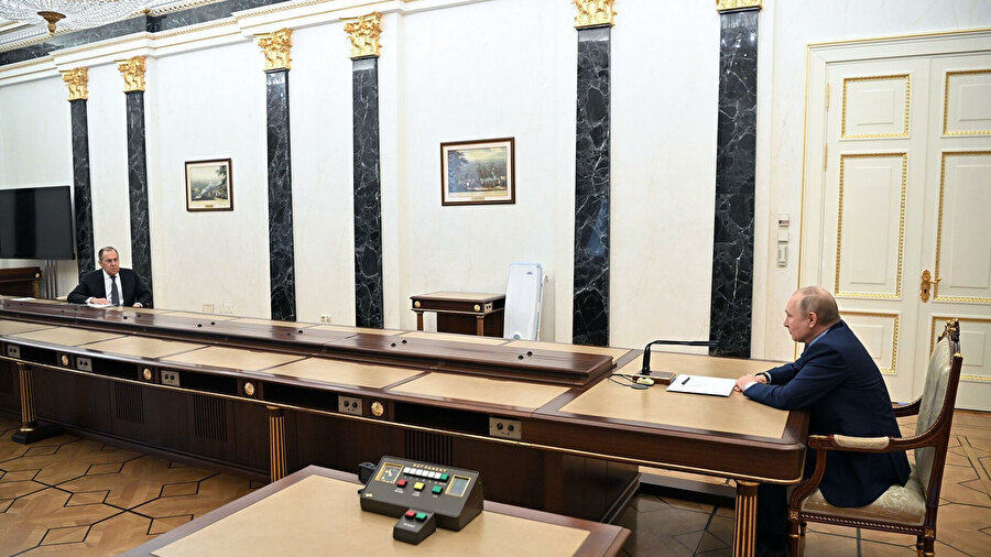 Rusya Dışişleri Bakanı Sergey Lavrov (solda) Rusya Devlet Başkanı Vladimir Putin