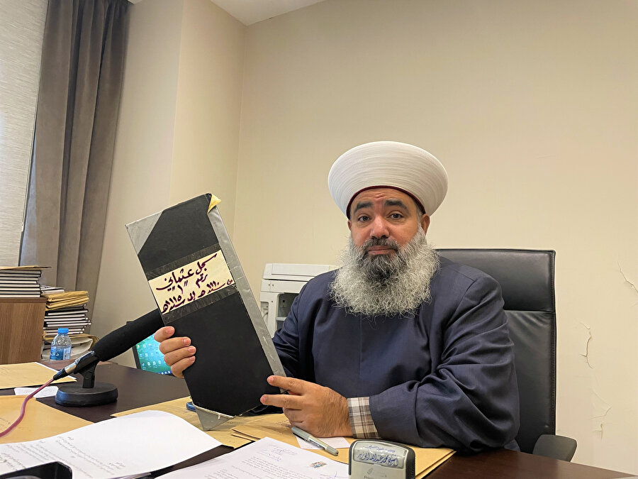 Lübnan'ın Sayda kenti Şeriat Mahkemesi Baş Kadısı Şeyh Muhammed Ebu Zeyd, şeriat mahkemelerince başvurulan Mecelle'yi gösteriyor.