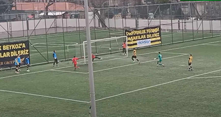 Top toplayıcı kaleye giden şutu kayarak önledi