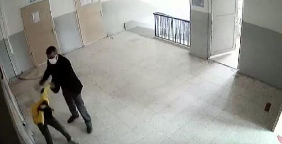Öğrencisini dövdüğü görüntüler kameralara yansımıştı