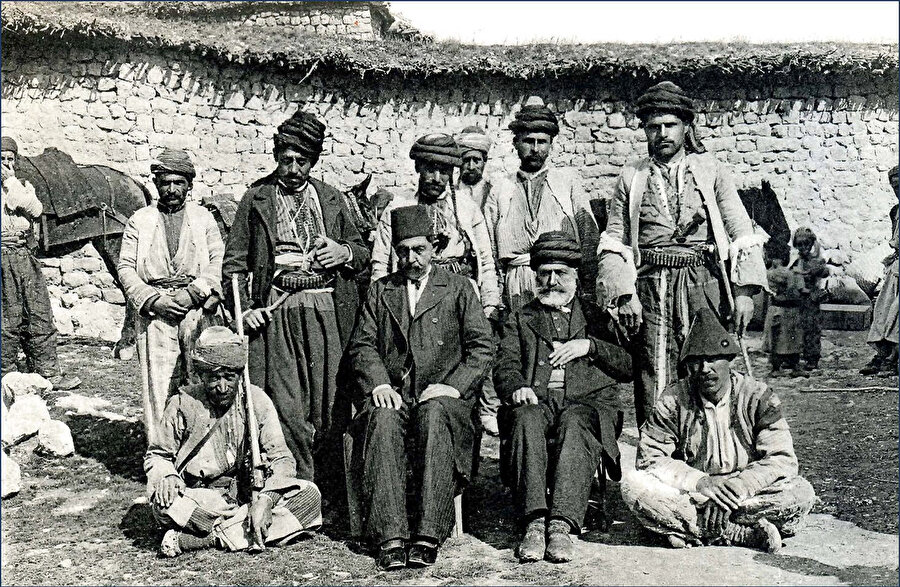 Türkiye'nin doğu illerinde geçen bir yolculuğun kaydı olan Sykes'ın seyahat raporu "Darül İslam", karşılaştığı manzara ve insanların çarpıcı fotoğraflarını içeriyor.