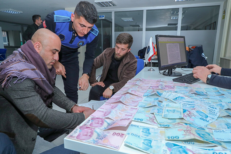 Caddede para dolu çanta buldu: Hemen telefona sarıldı