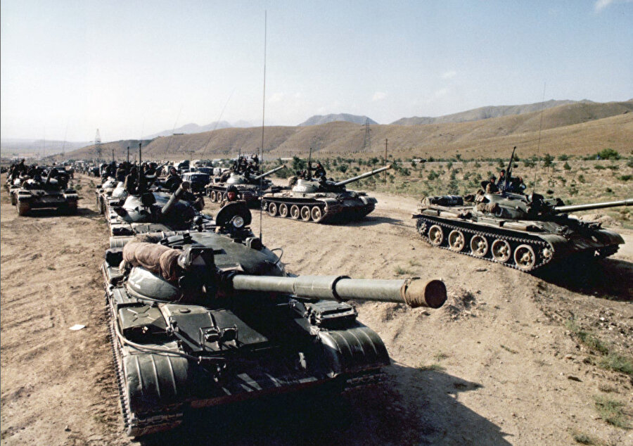 Sovyet birlikleri Afganistan'da hareket halinde, 1980'lerin ortaları.