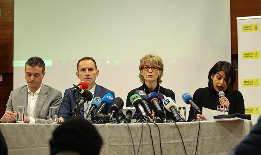 Uluslararası Af Örgütü Genel Sekreteri Agnès Callamard (sağdan ikinci) ve diğer kurum yetkilileri, Doğu Kudüs'te düzenlediği basın toplantısında, 280 sayfalık kapsamlı raporu duyurdu.