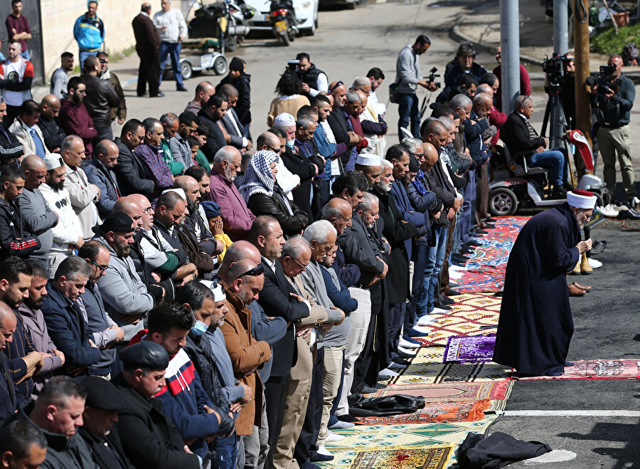 Gerilimin yüksek olduğu Şeyh Cerrah Mahallesi'nde yüzlerce Filistinliye cuma namazını Mescid-i Aksa İmam Hatibi Şeyh İkrime Sabri kıldırdı.