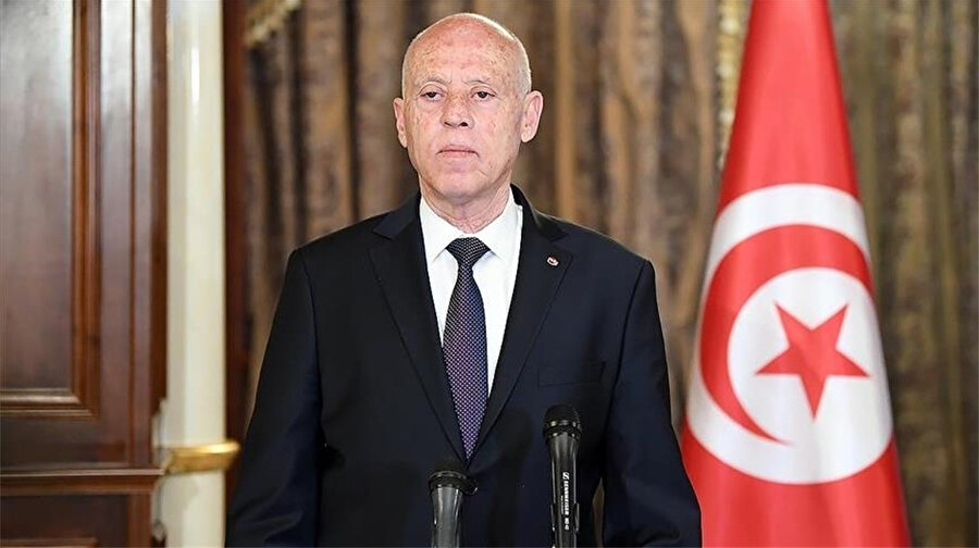 Tunus Cumhurbaşkanı Kays Said kendisine yöneltilen diktatörlük iddialarına karşılık  &quot;(Eski Fransa Cumhurbaşkanı) General Charles de Gaulle’ün dediği gibi, bu yaşta diktatörlüğe başlayacak değilim.&quot; ifadelerini kullandı.