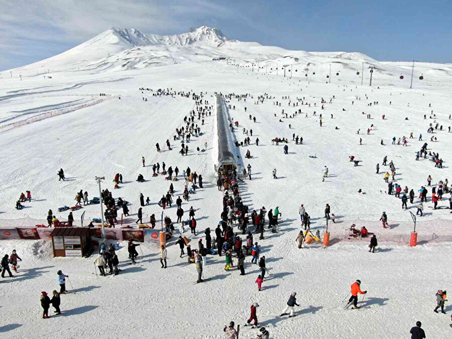 Hafta sonu doldu taştı: Kayakseverler soluğu Erciyes’te aldı