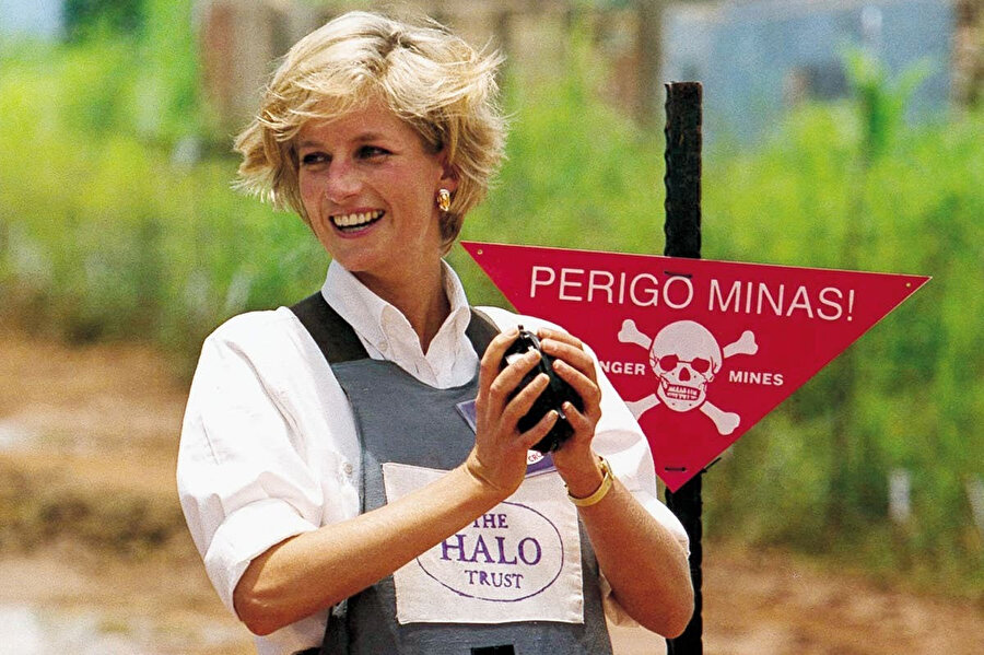 Prenses Diana’nın 1997 yılında Angola’da çekildiği bir fotoğraf.