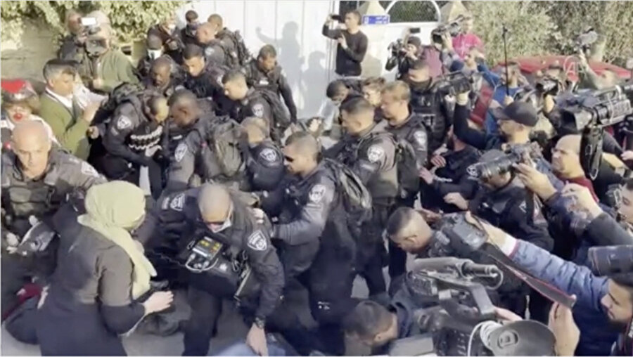 İsrail polisi, Şeyh Cerrah Mahallesi'nde evinden zorla çıkarılma tehdidi altındaki Filistinli Salim ailesine destek için toplanan göstericilere müdahalede etti.