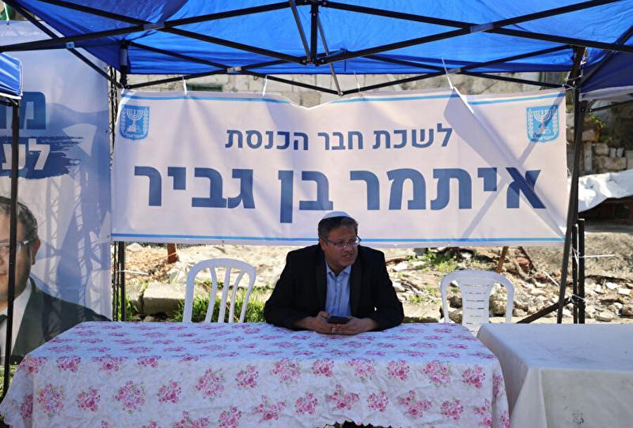 Şeyh Cerrah'ta gerilimi tırmandıran İsrail Milletvekili Ben-Gvir, SAlim ailesinin evinin karşısında kurduğu çadırda otururken.