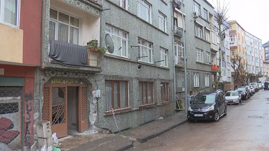 Beşik gibi sallanıyor: Güngören'de 52 yıllık binada çökme tehlikesi