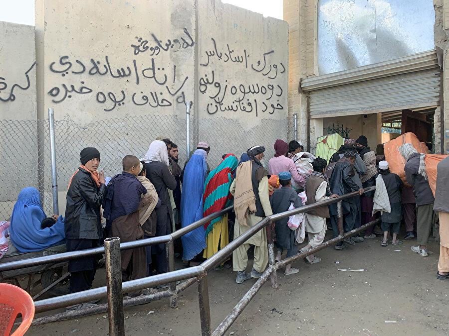 Pakistan'a girmek isteyen ailelerin de aralarında bulunduğu binlerce kişi, son iki haftadır Kandahar vilayetinin Spin Boldak ilçesinde mahsur kaldı.​