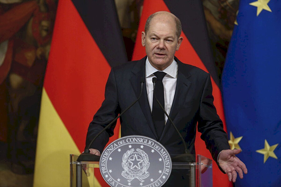 Almanya Başbakanı Olaf Scholz, Kuzey Akım 2 doğal gaz boru hattı sertifikasyon sürecinin durdurulma kararını açıkladı