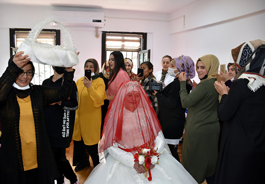 Yıllar sonra hayaline kavuştu: Gelinlik giydi, kına yaktı