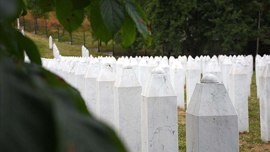 Srebrenica-Potocari Anıt Mezarlığı.