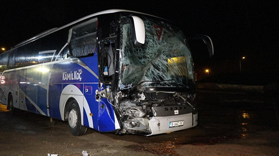 Ölümden döndüler: Bursa'da yolcu otobüsü ile iki TIR çarpıştı