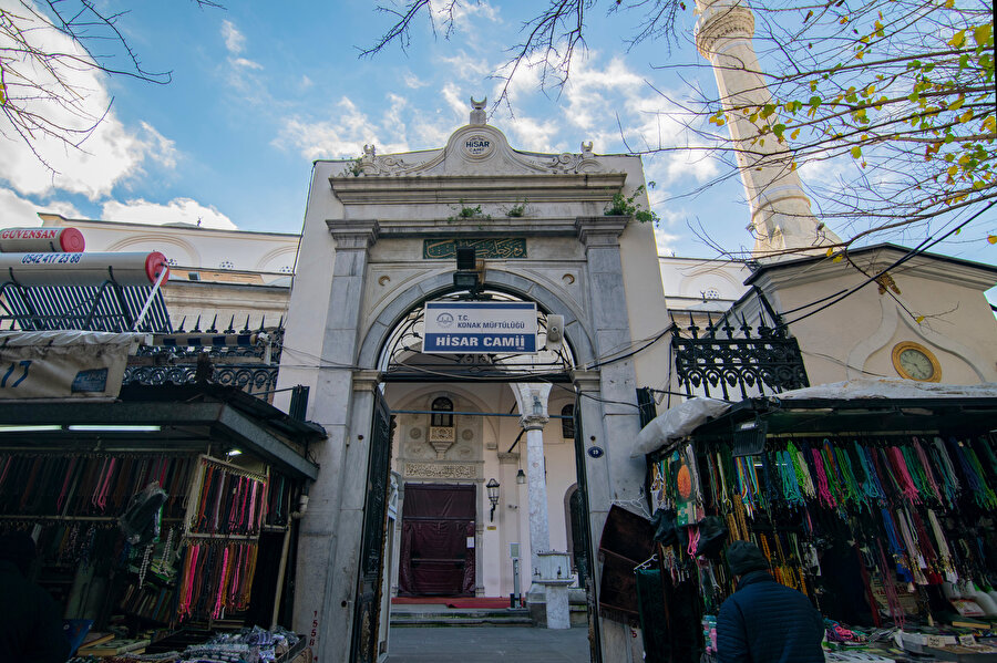 Hisar Camii bahçesine giriş kapısı ve sağ tarafta muvakkithanenin saati görülüyor (Fotoğraf: Merve Nur Türker)