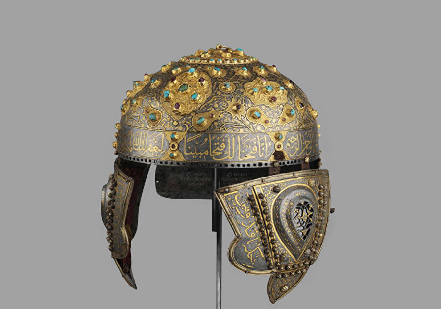 ALEKSANDR NEVSKİY ŞÖHRETİNİ ALTIN ORDA’YA YANİ TÜRKLERE BORÇLU: Bugün Rusya’da nereye giderseniz gidin büyük Rus kahramanı olarak Knyaz (ve aynı zamanda aziz) Aleksandr Nevskiy adını duyarsınız veya görürsünüz. En büyük katedraller onun adına yapılmıştır. Aleksandr Nevskiy Novgorod Prensi ve Vladimir Büyük Prensi’dir. Moskova büyük prensleri de onun soyundan gelir. Aleksandr Nevskiy’e Vladimir Büyük Prensi unvanı ve onun soyuna da Moskova büyük prensliğini veren Altın Orda hanlarıdır. Aleksandr Nevskiy’nin yücelmesi Altın Orda’ya bağlılığı sayesinde mümkün olmuştur. Bugünden geriye bakanlar onun eline kılıcı alıp Altın Orda ile savaşarak bu üne kavuştuğunu düşünebilir. Oysa gerçekler çok farklıdır. Büyük Knyaz Aleksandr Nevskiy Altın Orda’ya en sadık prensti. Aleksandr Nevskiy 1263’te Altın Orda Hanı’na biatını teyid etmek üzere yaptığı ziyaretinden dönüşte yolda ölmüştü. Bugün Putin’in çizdiği manzara ile tarihteki manzara arasında dağlar kadar fark vardır. Resimde görülen, üzerinde Kur’an ayetleri işlenmiş bu miğfer de (sonraki Ortodoks Hıristiyan azizi) Aleksandr Nevskiy’e aitti. Bunun gibi, Rusya’daki müzelerde Rus prensleri ve kumandanları tarafından kullanılmış, üzerinde Kur’an’dan ayetler yahut “La gâlibe illallah” (Allah’tan başka galip yoktur) ibaresi bulunan miğferler görebilirsiniz. Bunlar Altın Orda’nın hatıralarıydı. Bir kısmı da (bugün dünyanın her tarafında insanların üzerinde manâsını bile bilmedikleri İngilizce yazılı tişörtler giymeleri gibi) bir tür “moda” olduğu yahut Tatar ustalar tarafından imal edildikleri için öyleydi.