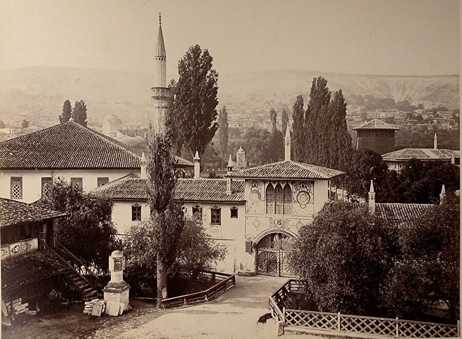 Ruslar Kırım’da semaya yükselen minarelere de düşmandı. Bu sebeple 1783’te Kırım’da bulunan 1500 camiden geriye 1940’lara gelindiğinde birkaç tane kalmıştı. Hansaray’ın 20. asrın başlarındaki bir fotoğrafı.