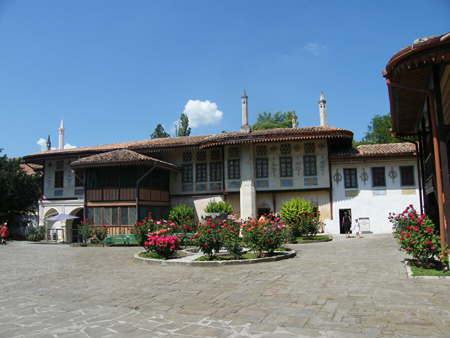 Rus şairi Aleksandr Sergeyeviç Puşkin’in meşhur Bahçesaray Çeşmesi poeması konusunu Hansaray’daki Gözyaşı Çeşmesi’nden alır. Hansarayı bu şiir sayesinde yıkılmaktan kıl payı kurtulmuştur.