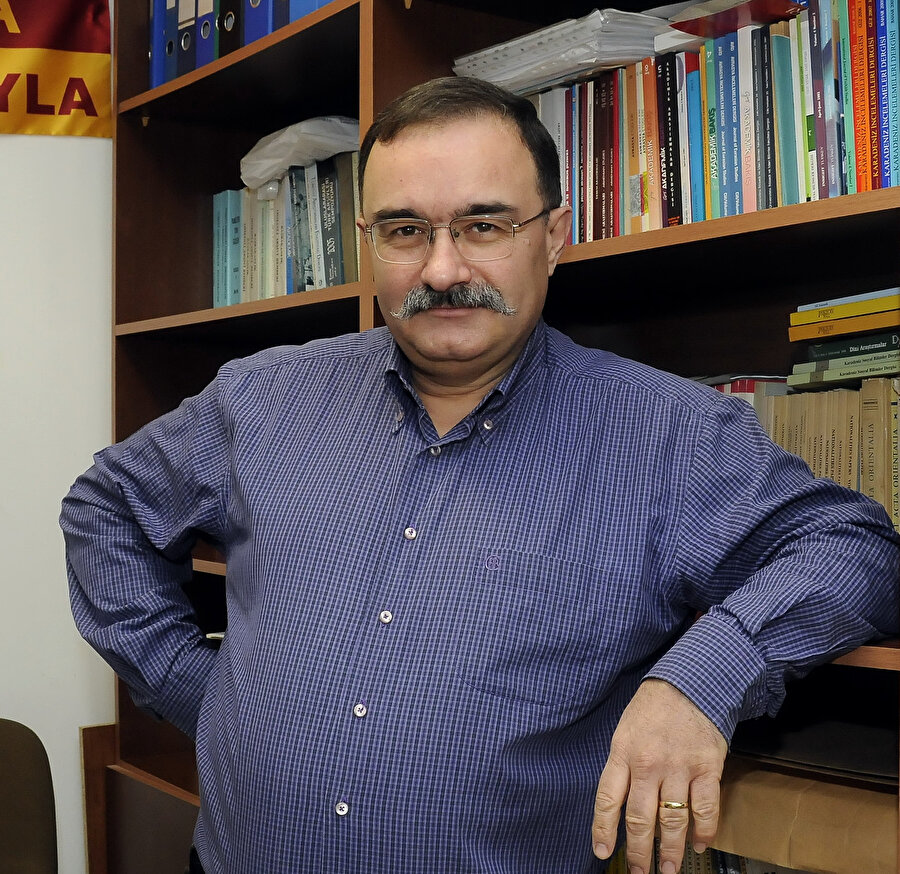 HAKAN KIRIMLI KİMDİR? 30 Kasım 1958’de Balıkesir’de doğan Hakan Kırımlı; ilk, orta ve lise eğitimini Ankara Koleji’nde tamamladı. Hacettepe Üniversitesi’nde İktisat (lisans) ve Tarih (yüksek lisans) bölümlerini bitirdi. Doktora ihtisasına Almanya’nın Münih şehrindeki Ukrayna Hür Üniversitesi’nde başladı. Madison’daki Wisconsin Üniversitesi’nin Tarih Bölümü’ne girerek, 1990’da Tarih dalında doktora unvanını aldı. 1991’de Bilkent Üniversitesi’nde öğretim üyesi olarak çalışmaya başladı. 1995 yılında Türk Tarih Kurumu asli üyeliğine seçildi. Halen Bilkent Üniversitesi’nin Uluslararası İlişkiler Bölümü’nde görev yapan Kırımlı, Rusya-Sovyet tarihi ve politikaları derslerini vermektedir. Araştırma sahası; Rusya-Sovyet İmparatorluklarındaki Türk-Müslüman halklarının tarihi, Türk-Rus ve Türk-Ukrayna ilişkileri ve şimdiki durumunu kapsamaktadır. Akademik dergilerin de aralarında bulunduğu çok sayıda yayın organında makaleleri yayınlanan Hakan Kırımlı; Rusça, İngilizce, Almanca, Kırım Tatarca, Kıpçak ve Orta Asya dillerini bilmektedir. Başlıca eserleri: Türkiye’deki Kırım Tatar ve Nogay Köy Yerleşimleri (Tarih Vakfı Yurt Yayınları: 2012), Kırım Tatarlarında Milli Kimlik ve Milli Hareketler (1905-1906) (TTK: 2010), Eski Fotoğraflarda Bir Zamanlar Kırım (TTK: 2006).