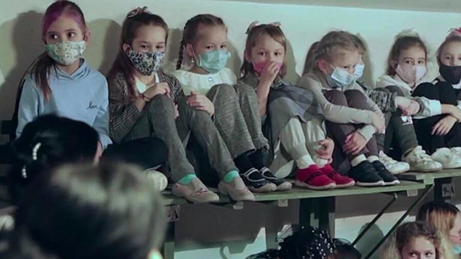 Ukrayna'da sığınaklara inen çocuklar çaresiz kaldı