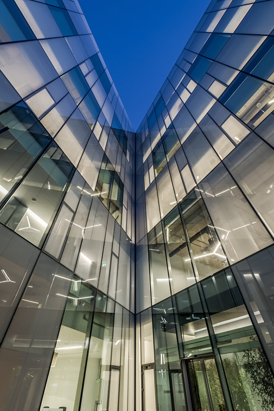 Bazı cepheler cam panellerden oluşuyor.