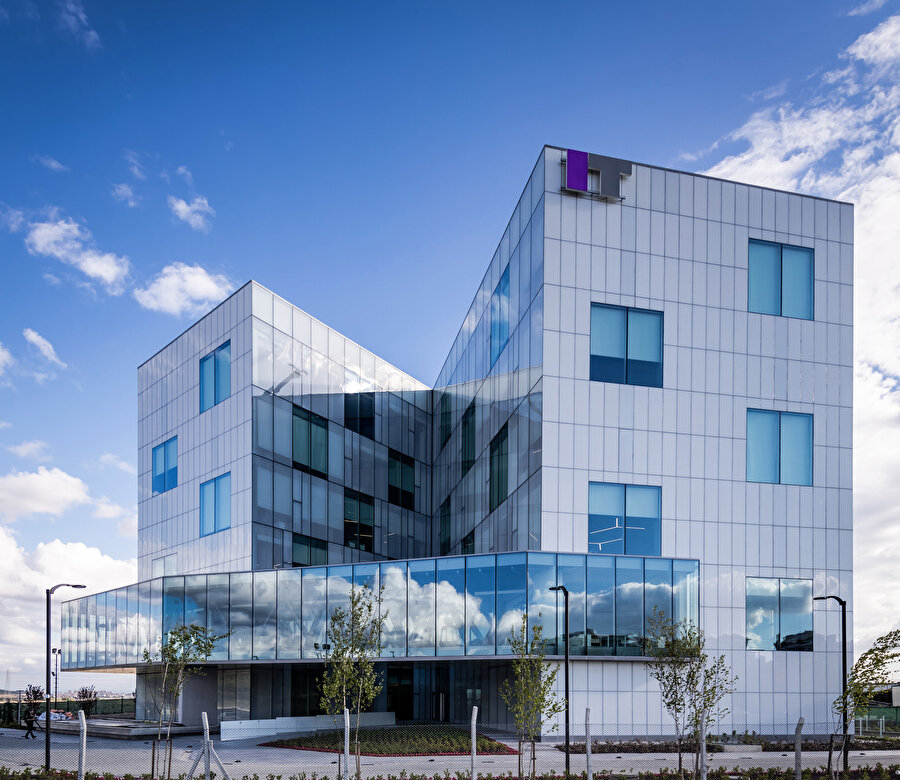 Yapı birbirinden ayrılan iki kütleden oluşuyor.