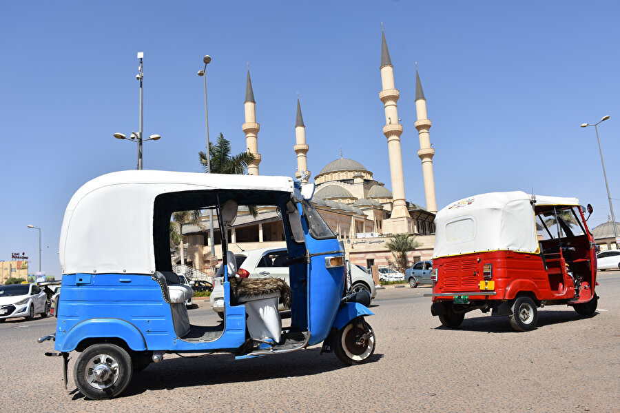 Sudan'da "Rakşa" olarak bilinen tuktuklar, başkent Hartum'da otobüsün ardından tercih edilen en yaygın ulaşım aracıdır.