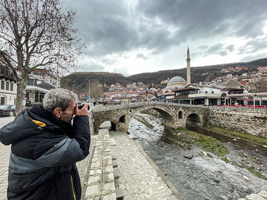 'Arşivde bütün Prizren'deki olaylar var, 1981'den sonra çok çalkantılı bir dönem yaşadık ardından komünizmin çöküşü geliyor ve çok partili sisteme geçiş süreci. Yugoslavya Savaşı, protestolar, Kosova Savaşı ve sonrasındaki olaylar, KFOR'un (NATO Barış Gücü) gelişi, Türk askerinin gelişi var.'