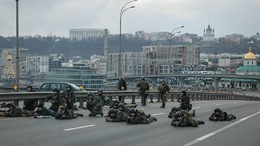 Ukrayna askerleri Kiev'i koruyor 
​