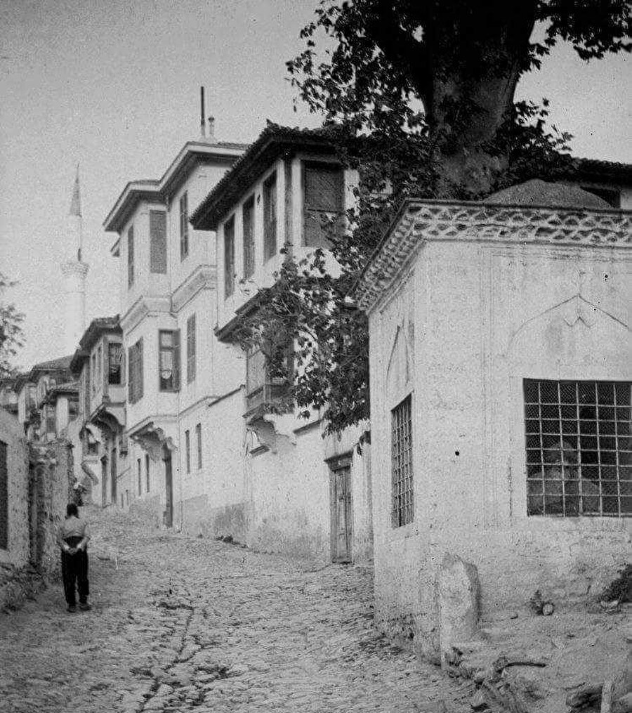 Eski Selânik sokaklarında Türk evleri.