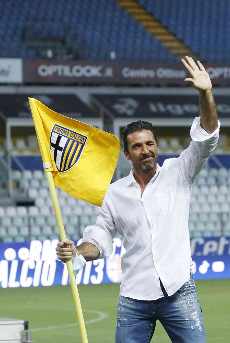 44 yaşındaki Gianluigi Buffon, Parma ile sözleşmesini uzattı