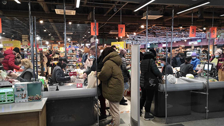 Ukrayna halkı, temel ihtiyaçlarını gidermek için marketlere akın etti