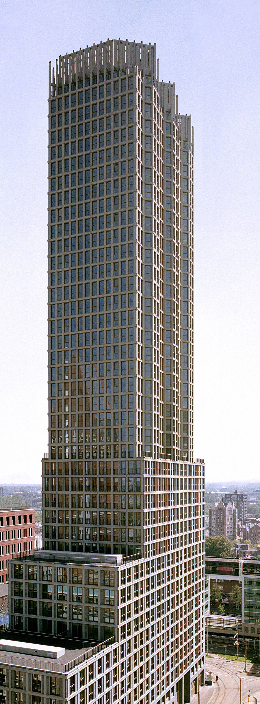 Yapının etrafında birçok yüksek katlı bina yer alıyor.