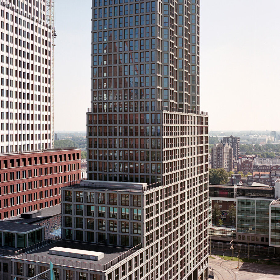 Yapı, kademeli yüksekliklerden oluşuyor.