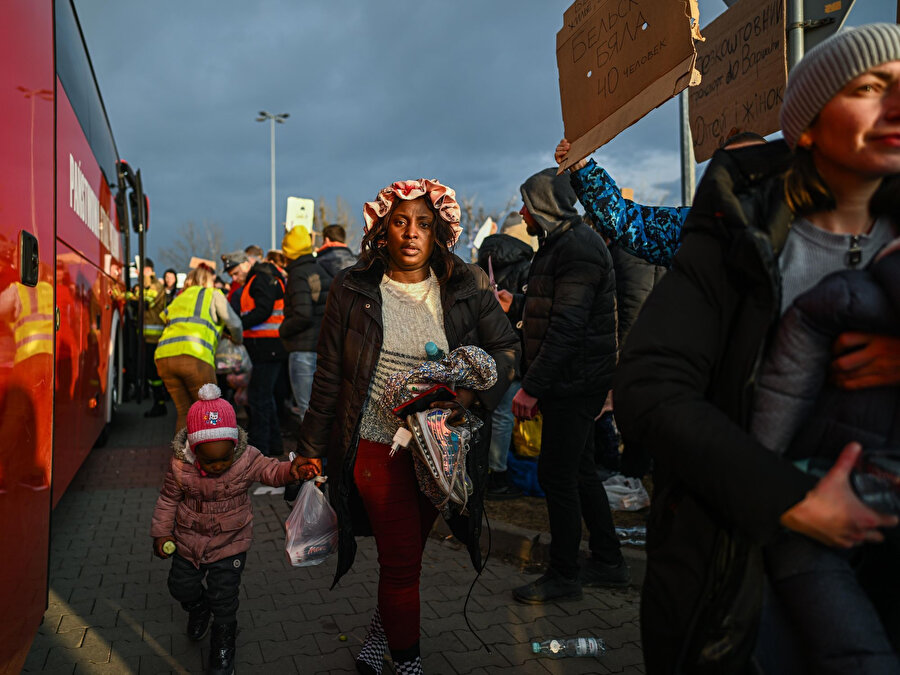 Kiev tren istasyonunda önceliğin kadın ve çocuklara verildiği, ardından beyaz erkeklerin trene bindiği, Afrikalı kadın ve çocukların ise bu öncelikten faydalanamadığı belirtildi.