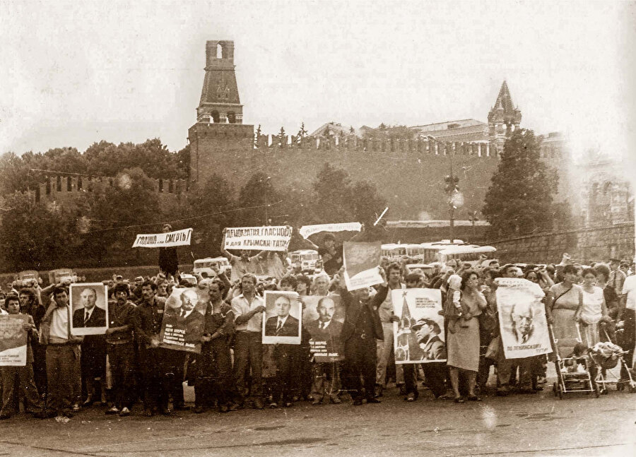 Kırım Tatar Millî Hareketi’nin Kızıl Meydan’da 23-27 Temmuz 1987 tarihinde düzenlediği mitingden bir fotoğraf.