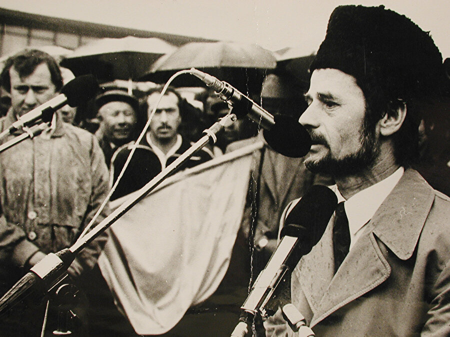 Kırım Türklerinin verdiği hürriyet mücadelesinin bayraklaşan ismi Mustafa Abdülcemil Kırımoğlu 1991’de Akmescit’te düzenlenen 18 Mayıs mitinginde.