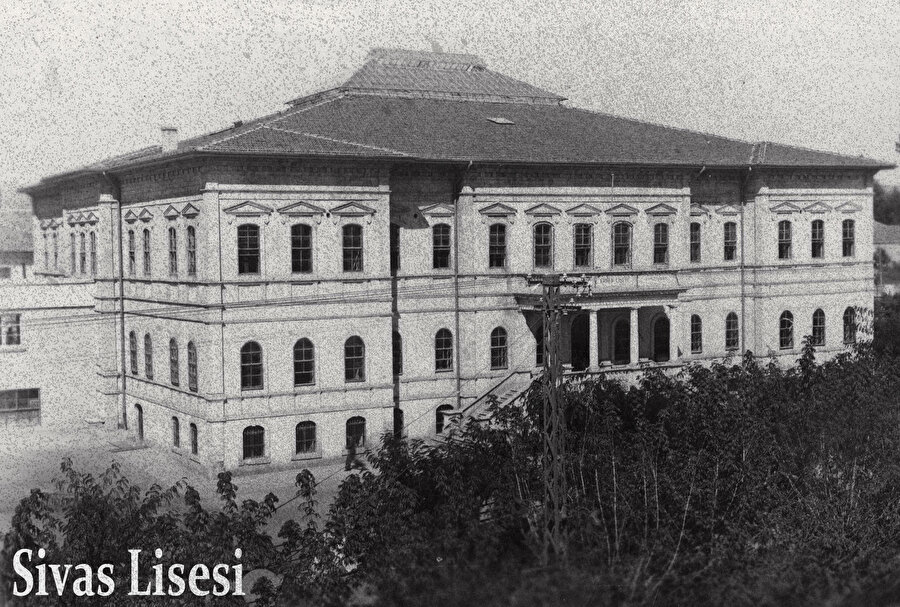Sivas Lisesi (Kaynak: Salt Galata Arşivi)