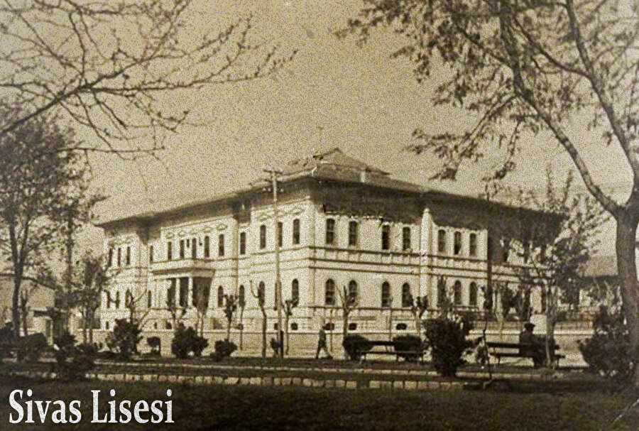 Sivas Lisesi (Kaynak: Salt Galata Arşivi)