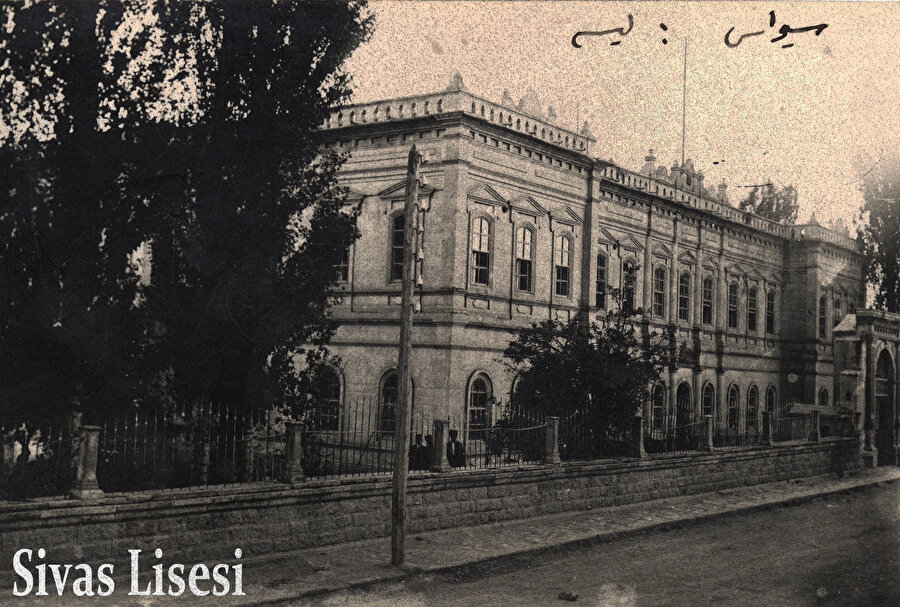 Sivas Lisesi (Kaynak: Salt Galata Arşivi)