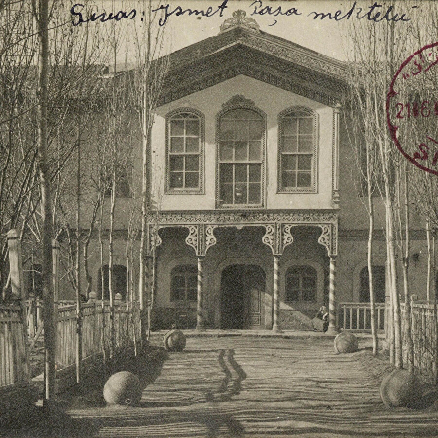 İsmet Paşa Mektebi (Kaynak: Salt Galata Arşivi)