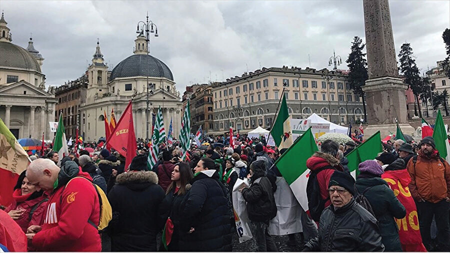 İtalya’da yeni koalisyon hükümeti güven oylaması aradığı sırada, meclis içinde ve dışında da protestolar vardı.