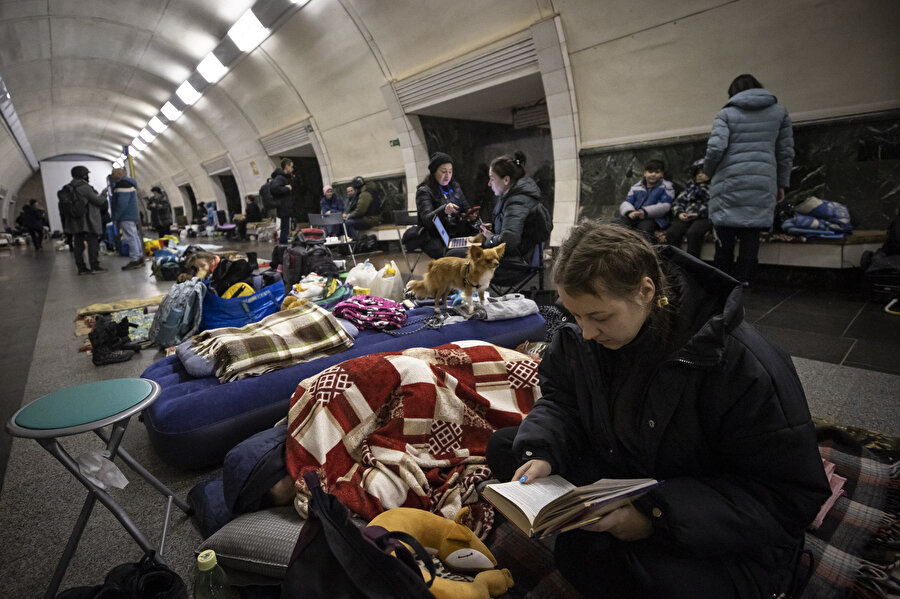 Kiev'de siviller metro istasyonlarına sığındı