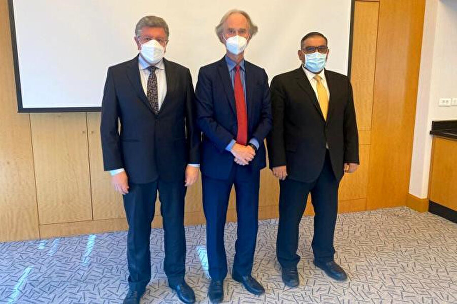 BM Suriye Özel Temsilcisi Geir Pedersen (ortada), Suriye muhalefeti liderleriyle bir araya geldi. Suriye Muhalif ve Devrimci Güçler Ulusal Koalisyonu (SMDK) Başkanı Salim el-Muslat (solda), Suriye Müzakere Komisyonu Başkanı Enes el-Abde (sağda) ile İstanbul'da görüştü, 14.09.2021. 
