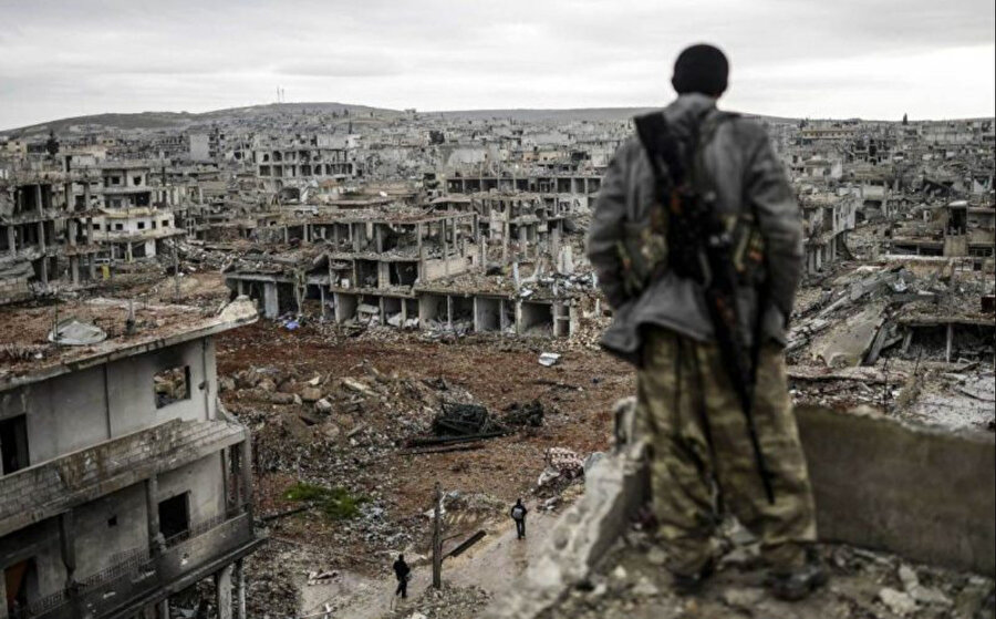 Suriye Müzakere Komisyonu Başkanı Enes el-Abde, "Rusya'nın Ukrayna'ya saldırı başlatması sonrası kendi çıkarları ve ulusal güvenliklerinin tehdit altında olduğu hissine kapılan Batılı ülkeler, zaman kaybetmeden Rusya'ya karşı sert tutum aldı. Suriye'de yaşananları ulusal güvenliği için doğrudan bir tehdit olarak görmeyen Batı, Suriye halkının haykırışlarına kulaklarını tıkadı." dedi.